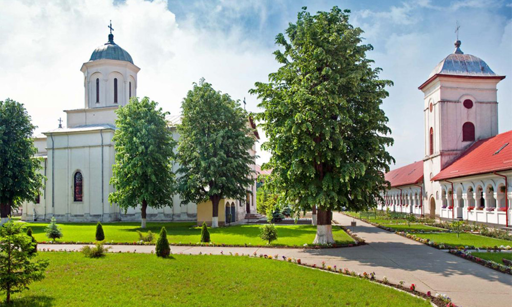 Pelerinaj de Hramul Manastirii Ghighiu (Izvorul Tamaduirii) 1